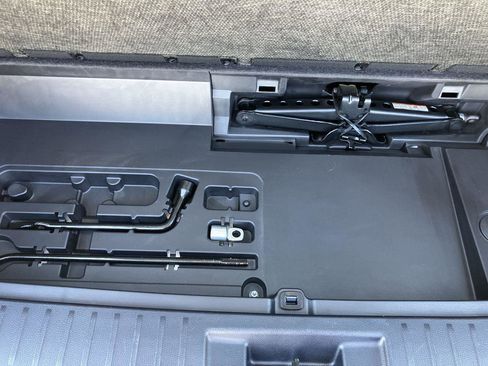 Used 2023 Toyota Highlander XLE image 29