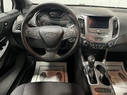 Used 2019 Chevrolet Cruze LT image 4
