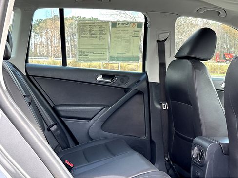 Used 2016 Volkswagen Tiguan S image 8