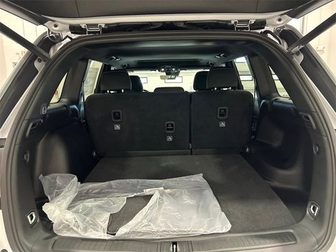 New 2025 Jeep Grand Cherokee 4WD image 32