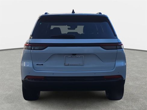 New 2025 Jeep Grand Cherokee Laredo image 6