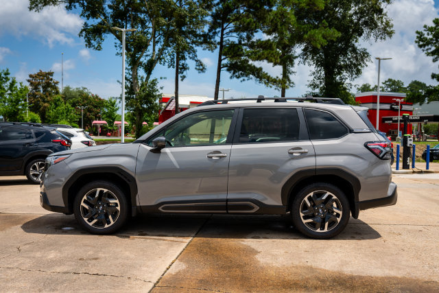 Used 2025 Subaru Forester Limited AWD/4WD image 2
