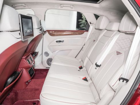 Used 2025 Bentley Bentayga image 22