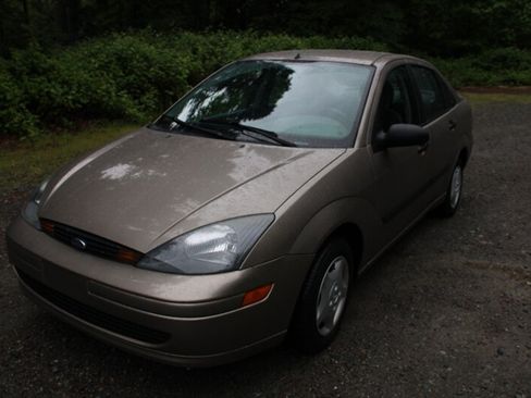 Used 2003 Ford Focus LX FWD image 2
