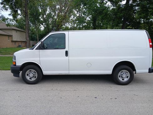Used 2018 Chevrolet Express 2500 w/ Driver Convenience Package RWD image 2