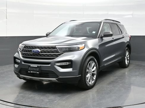 Used 2022 Ford Explorer XLT w/ Equipment Group 202A AWD/4WD image 2