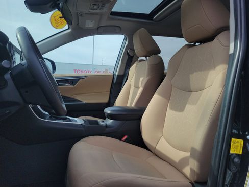 Used 2021 Toyota RAV4 XLE w/ Convenience Package image 18