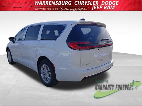 New 2026 Chrysler Pacifica Select image 5