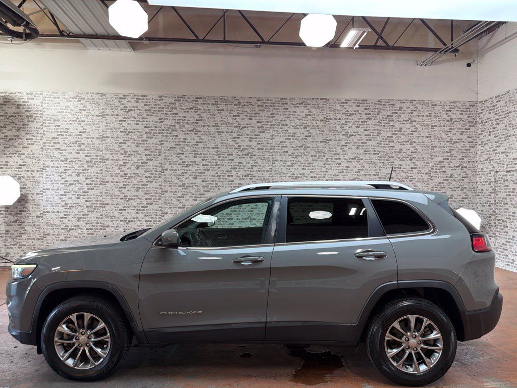Used 2019 Jeep Cherokee Latitude Plus w/ Cold Weather Group AWD/4WD image 4
