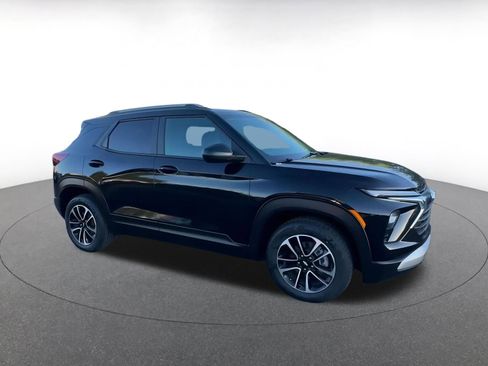 Used 2025 Chevrolet TrailBlazer LT image 2