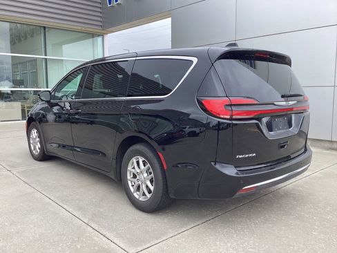 Used 2025 Chrysler Pacifica Select FWD image 4