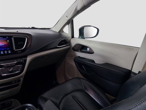 Used 2017 Chrysler Pacifica Touring-L image 24