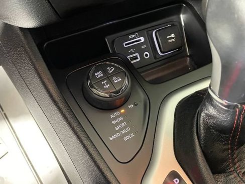 Used 2018 Jeep Cherokee Trailhawk w/ Cold Weather Group AWD/4WD image 11