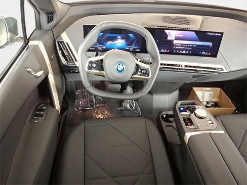 Used 2025 BMW iX xDrive50 image 9