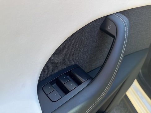 Used 2022 Tesla Model X image 30