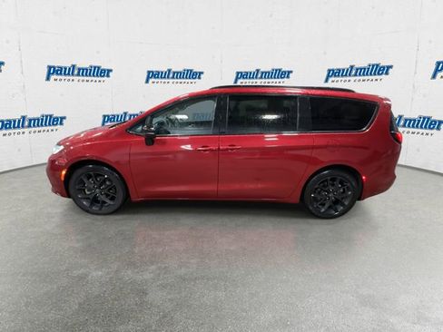 Used 2025 Chrysler Pacifica Limited image 7