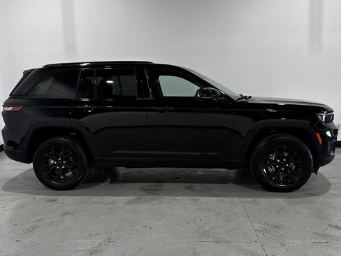 Used 2025 Jeep Grand Cherokee Altitude AWD/4WD image 20