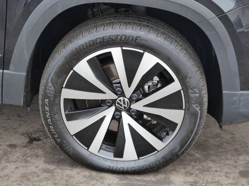 Certified 2023 Volkswagen Taos SE w/ Panoramic Sunroof Package image 15