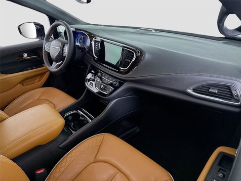 Used 2023 Chrysler Pacifica Pinnacle image 26
