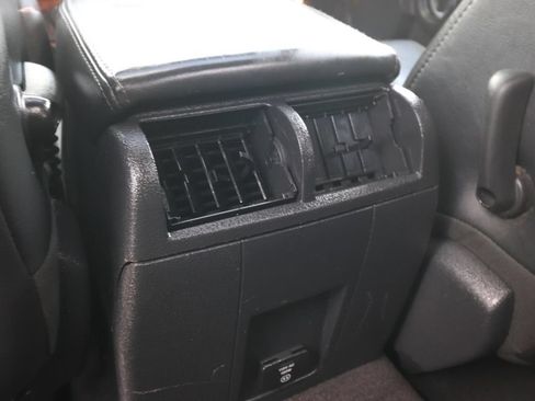 Used 2008 Jeep Commander Limited RWD image 24