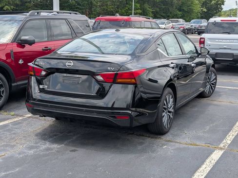 Used 2024 Nissan Altima 2.5 SV FWD image 3