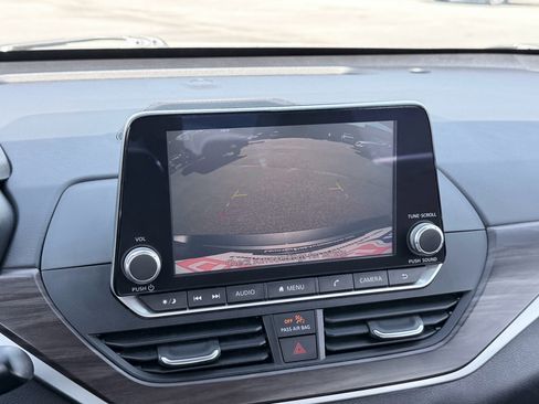 Used 2024 Nissan Altima 2.5 SV image 16