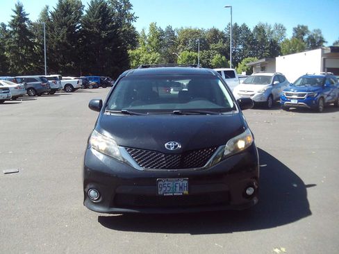 Used 2012 Toyota Sienna SE FWD image 8