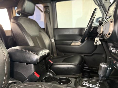 Used 2016 Jeep Wrangler Unlimited Sahara image 25