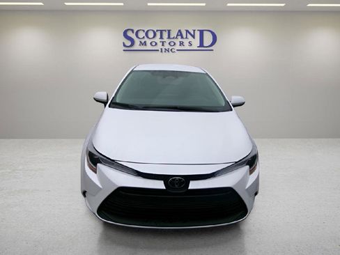 Used 2025 Toyota Corolla LE FWD image 3