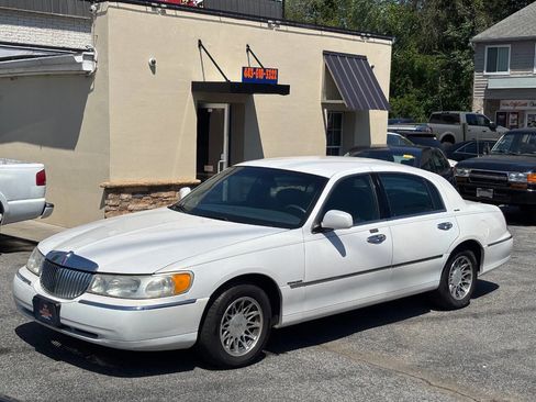 Used 2000 Lincoln Town Car Signature RWD image 1