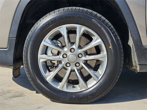Used 2019 Jeep Cherokee Latitude Plus image 11