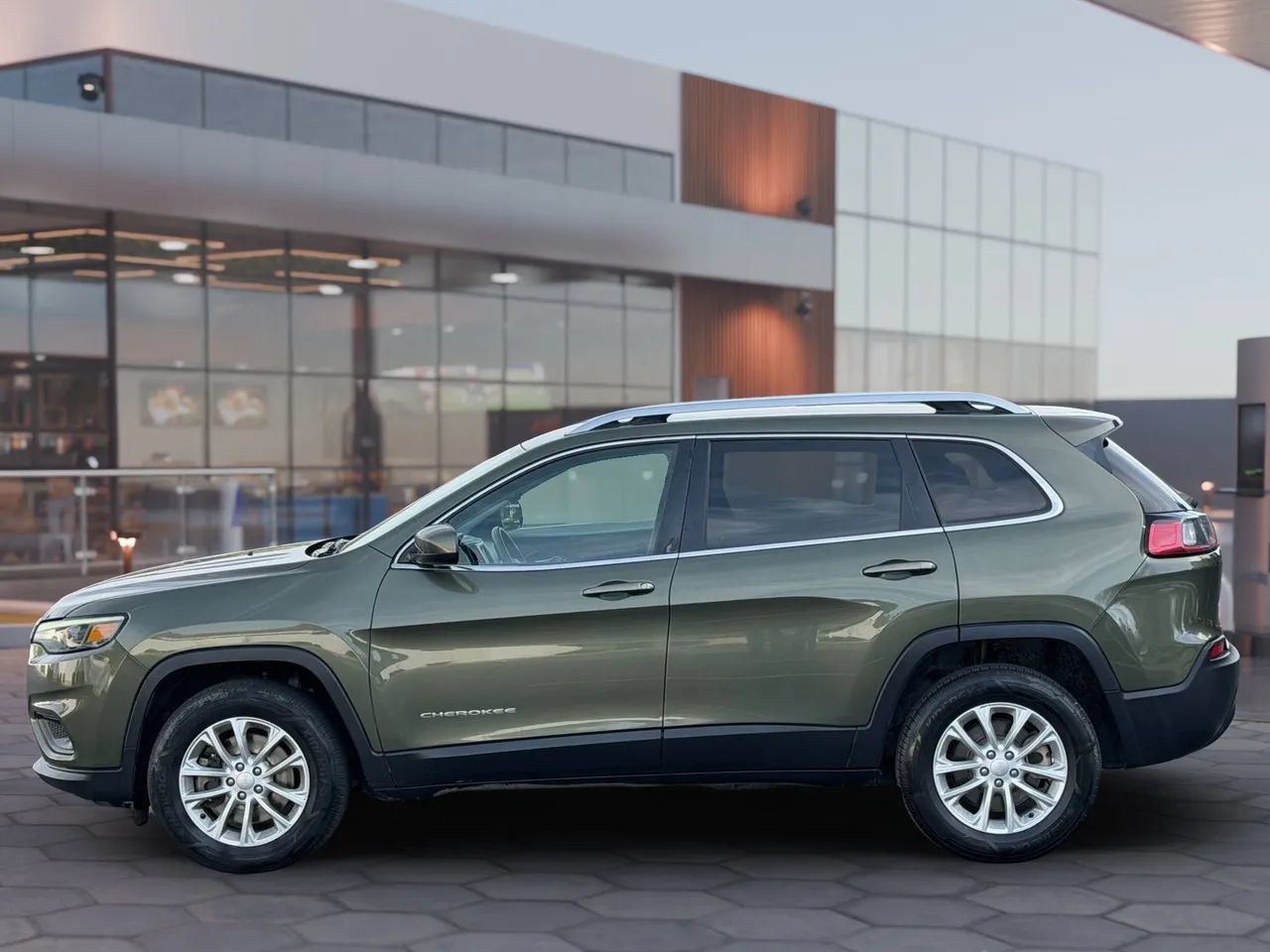 Used 2019 Jeep Cherokee Latitude w/ Popular Appearance Group AWD/4WD image 5