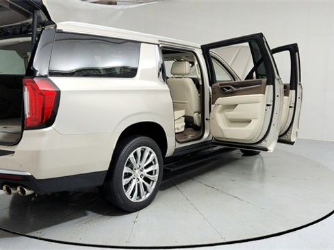 Used 2022 GMC Yukon XL Denali image 10