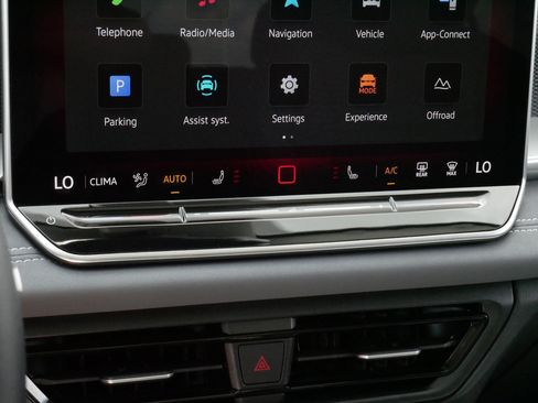 Certified 2025 Volkswagen Tiguan SE AWD/4WD image 23