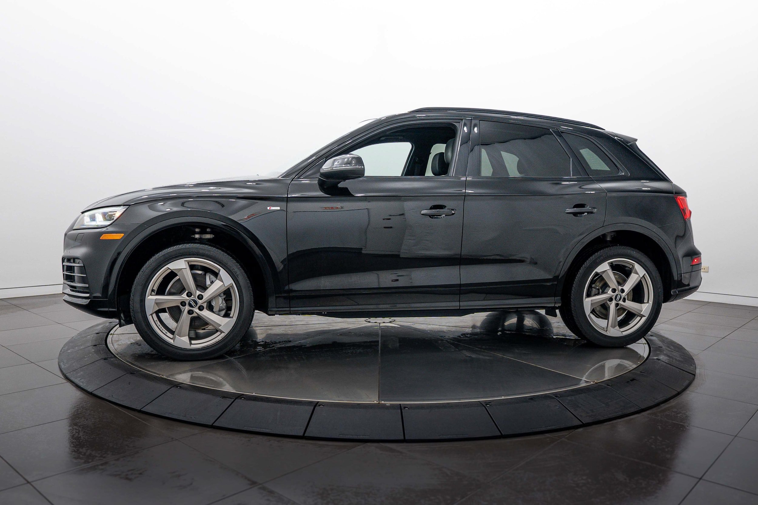 Used 2020 Audi Q5 2.0T Titanium Premium Plus w/ Premium Plus Package AWD/4WD image 6