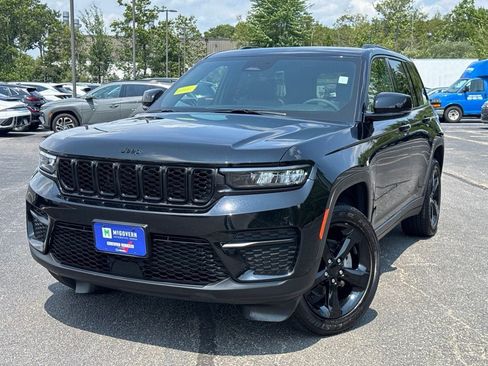 Used 2025 Jeep Grand Cherokee Altitude AWD/4WD image 1