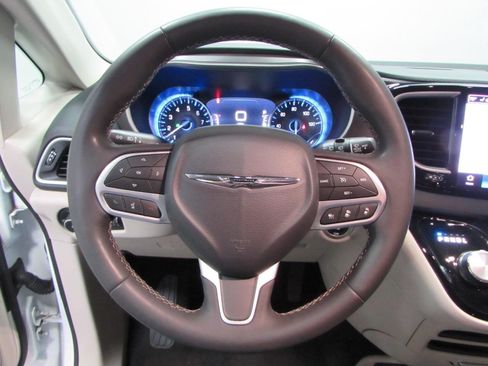Used 2023 Chrysler Pacifica Touring-L FWD image 24