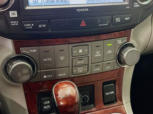 Used 2011 Toyota Highlander Limited w/ Tow Pkg AWD/4WD image 24