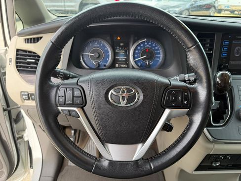 Used 2016 Toyota Sienna XLE Premium image 15