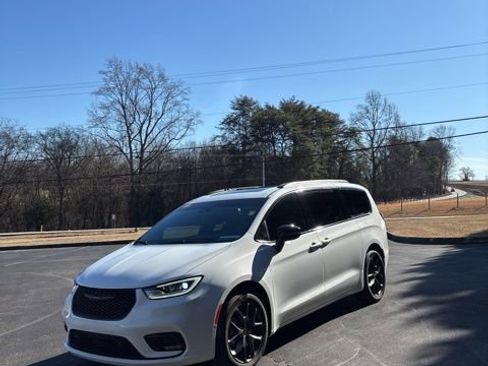 Used 2024 Chrysler Pacifica Limited w/ S Appearance Package image 2