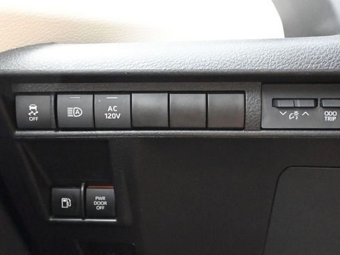 Used 2022 Toyota Sienna XLE image 12