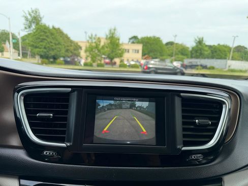 Used 2018 Chrysler Pacifica Touring-L FWD image 14