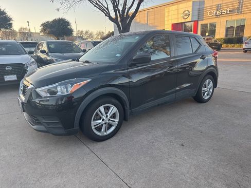 Used 2020 Nissan Kicks S image 3