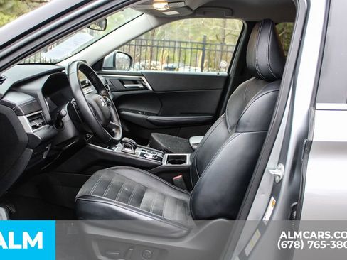 Used 2024 Mitsubishi Outlander SE image 14