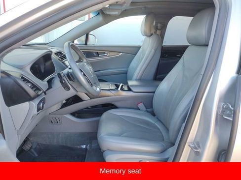 Used 2019 Lincoln Nautilus Reserve w/ Cargo Utility Package image 10