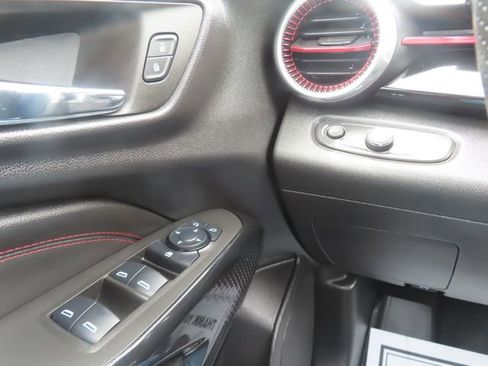 Used 2025 Chevrolet Trax RS w/ Sunroof Package FWD image 31
