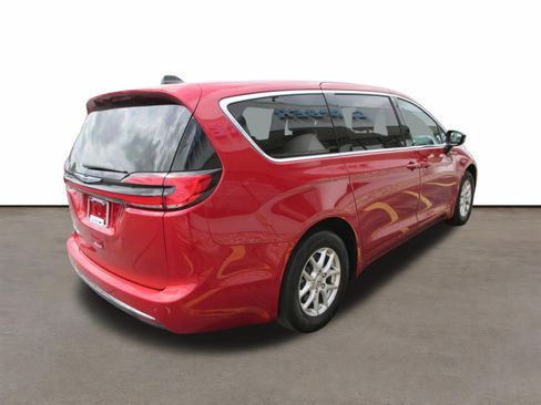 Used 2025 Chrysler Pacifica Select FWD image 5
