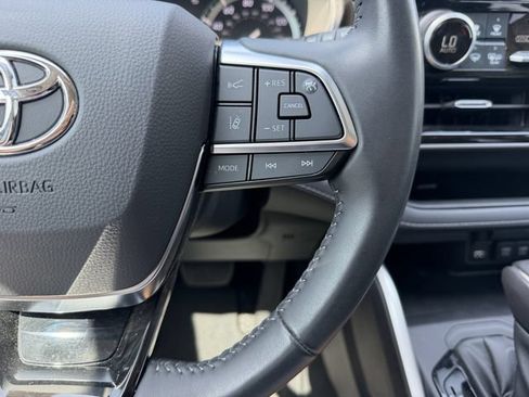 Used 2021 Toyota Highlander XLE FWD image 17