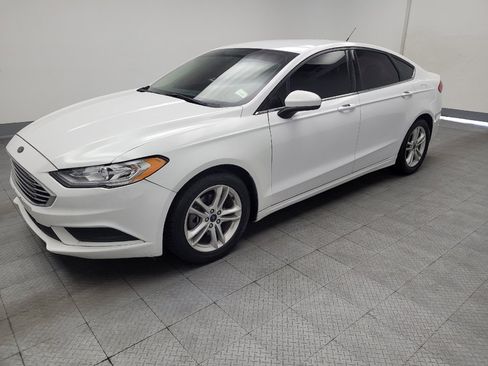 Used 2018 Ford Fusion SE w/ Fusion SE Technology Package FWD image 2