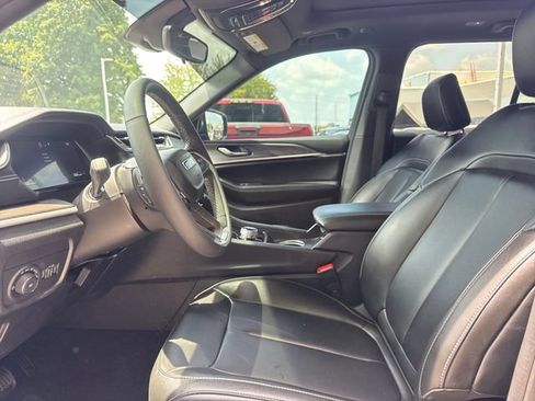 Used 2024 Jeep Grand Cherokee Limited w/ Black Appearance Package AWD/4WD image 13